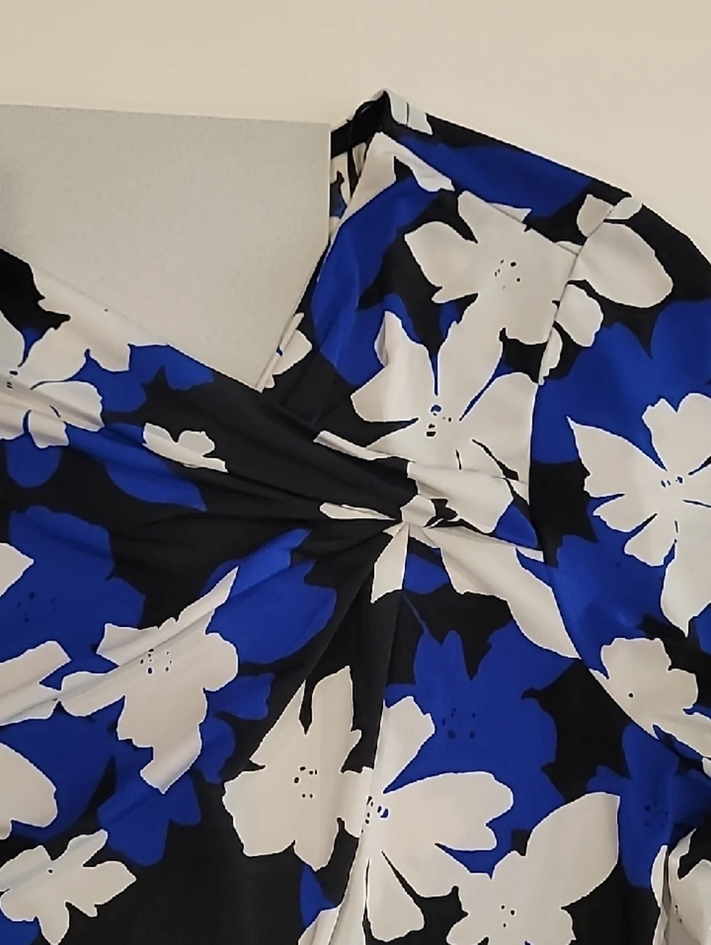 Liz Claiborne Blue Black White Floral Asymmetric Neckline Blouse Large - Picture 6 of 13